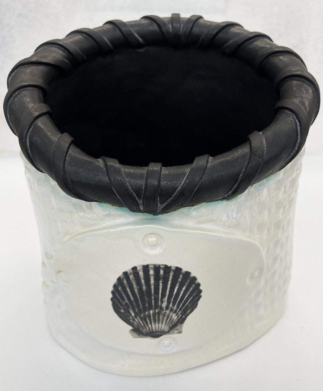 Black leather basket with scallop